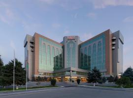 Ramada Plaza by Wyndham Gence，位于甘贾的酒店