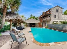 Bacliff Family Getaway w/ Game Room + Private Pool
