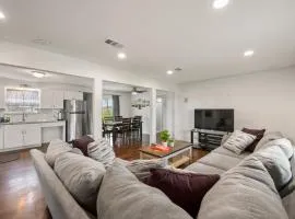 Pit Stop Paradise: Desk & Large Yard Fenced By Vacation Your Way