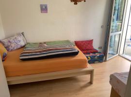 Doppelzimmer mit Terrasse zum Garten, ruhig, Weinbergsblick, zusätzliches Kinderzimmer anbei möglich，位于维宁根的酒店