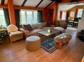 Authentic Norwegian ski chalet for 8 with fireplaces & modern comfort near Geilo ski slopes