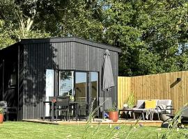 Skrylle Hideaway - cozy tiny house near Lund，位于Dalby的酒店