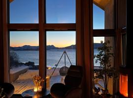 Cabin with sea view，位于Moen的酒店