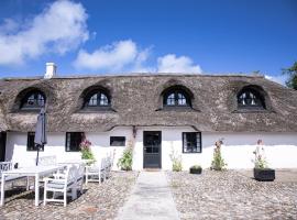 Hotel Strandgaarden，位于维斯特罗哈文的酒店