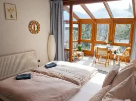 Mountain View Room mit sonnigem Wintergarten
