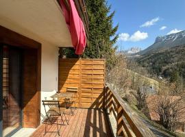 Le charmant somme - vue et terrasse privative，位于Saint-Pierre-dʼEntremont的酒店