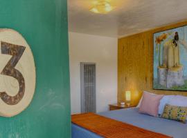 Birds - King Suite Pets ok, Shared Kitchen #3，位于布拉夫的酒店