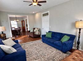 Sycamore House - 4 Bedroom Vineyard Retreat Near KC，位于Sugar Creek的酒店
