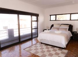 Sunrise Cove Self Catering，位于鲸湾港的酒店