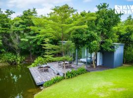 StayVista's Water Song Garden - Lake-Side, Pet-Friendly Villa with Bar, Spacious Lawn & Indoor-Outdoor Games，位于Simrol的酒店