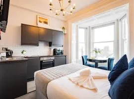 Superb Marina Hideaway- With kitchen and Wi-Fi