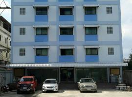 หอพักรักษ์สุวรรณ Raksuwan Apartment，位于Ban Khlong Ha的酒店