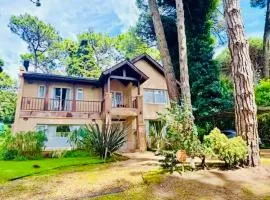 Casa con pileta en el Bosque de Cariló - Ideal Familias