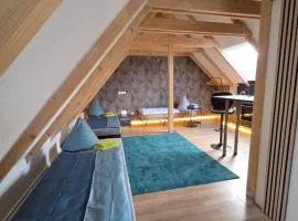 Moderne Dachgeschosswohnung am Wald