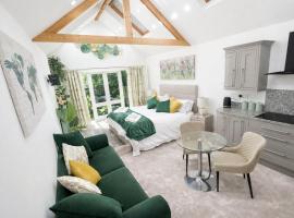 The Garden Hideaway Central Corbridge，位于科布里奇的酒店
