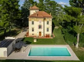 Historic Villa With Pool In The Heart Of Ortezzano