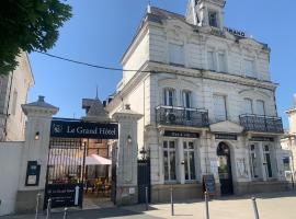 Logis Le Grand Hotel，位于卢瓦尔堡的酒店