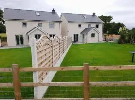 Family Country Cottage with Stunning Mountain View sleeps 12