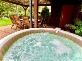 Leśny Domek Leniwiec z jacuzzi i kominkiem blisko rzeki