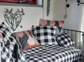 Le "GRAND VOYEUX" STUDIO cosy, avec MEZZANINE - Gîte Indépendant de plain pied avec jardin, barbecue braséro Parking Wifi Netflix