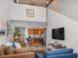 Downtown Appleton Condo 2 Bedroom Loft Sleeps 6，位于阿普尔顿的酒店