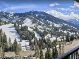 Condo Right on the Snowbird Slopes!，位于桑迪的酒店