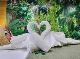 Zen Retreat-Jacuzzi, kitchenette, Walk to fun