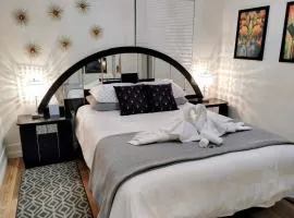 Deco Studio Retreat with Fireplace, WiFi, Queen Bed