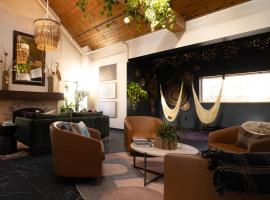 Violet Inn, Lounge & Spa，位于Two Rivers的酒店