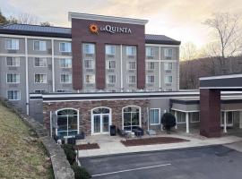 La Quinta Inn & Suites by Wyndham Asheville Downtown，位于阿什维尔的酒店