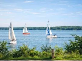 Luxury Lakeview Stay with Jacuzzi in Downtown Barrie