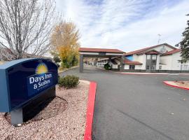 Days Inn & Suites by Wyndham Flagstaff I-40，位于弗拉格斯塔夫的酒店