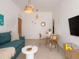 Sun-Splashed Top-Floor APT with Seaview and Jacuzzi!，位于瓦里的酒店