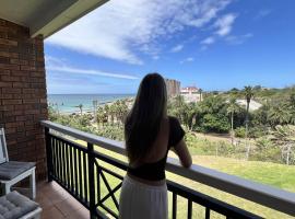 Ocean Daze Brookes Hill Suites - Beachfront Flat，位于Summerstrand的酒店