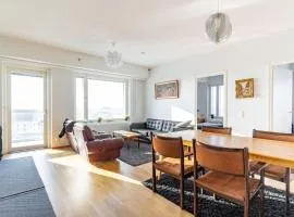 Next to metro and shopping center with great seaview
