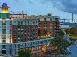 萨凡纳历史区霍姆/滨河伍德套房酒店