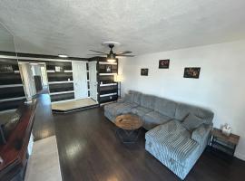 Private Oasis Condo with River views across from Laughlin，位于布尔海德市的酒店