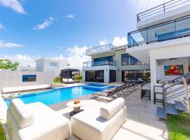 Luxurious 5-bedroom Villa Near Santa Fe，位于苏莎亚的酒店