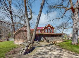 Boat, Fish, Swim! Lakefront Wisconsin Gem w/ Pier，位于Ripon的酒店