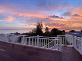 Dog friendly home with spectacular views of Lake Illawarra