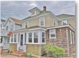 Enjoy A Classic Long Beach Island Summer At This Spacious 5-Bedroom, 2-Bathroom Beach House In Ship Bottom，位于希普博特姆的酒店