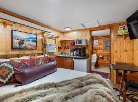 Timber Ridge Cabin- Rustic Getaway