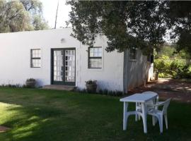 Vredelus Farm Stay Family Cottage，位于De Rust的酒店