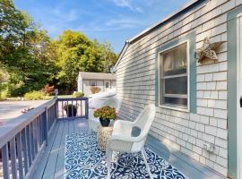 2 Mi to Dowses Beach! Couples Haven in Osterville，位于Osterville的酒店