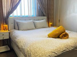 Boutique Elegant Gold Room Kitchenette With EV Charger，位于Bodfish的酒店