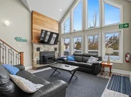 Executive-BBQ-Full-Kitchen-Washer-Dryer-Sauna-Backyard-Parking-Air-Conditioning