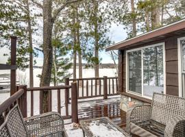 Waterfront Leech Lake Cabin w/ Boat Dock + Lift，位于Walker的酒店