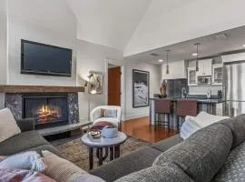 Elevated Penthouse - Pool, Hot Tub & Relaxing Atmosphere!