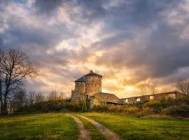 Chateau Montegut Tour medievale rustique parking exterieur acces a pied