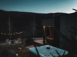 Kota Garana-Couples Mountain Hideaway with Hot Tub